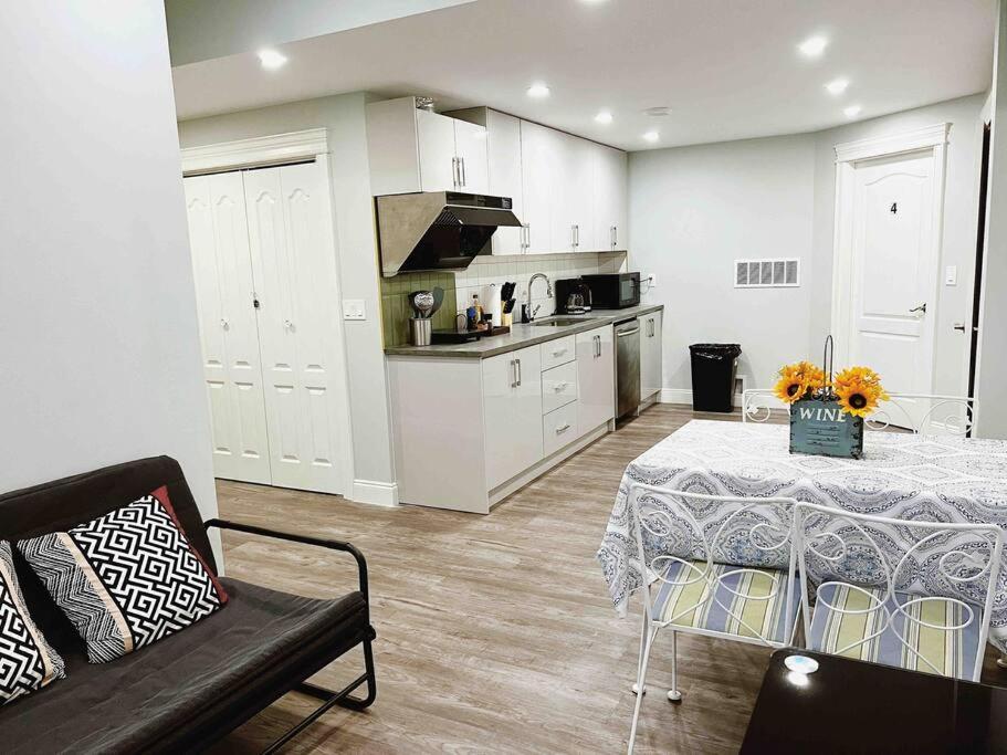 Quiet Guest Suite in Beautiful Victoria Core
