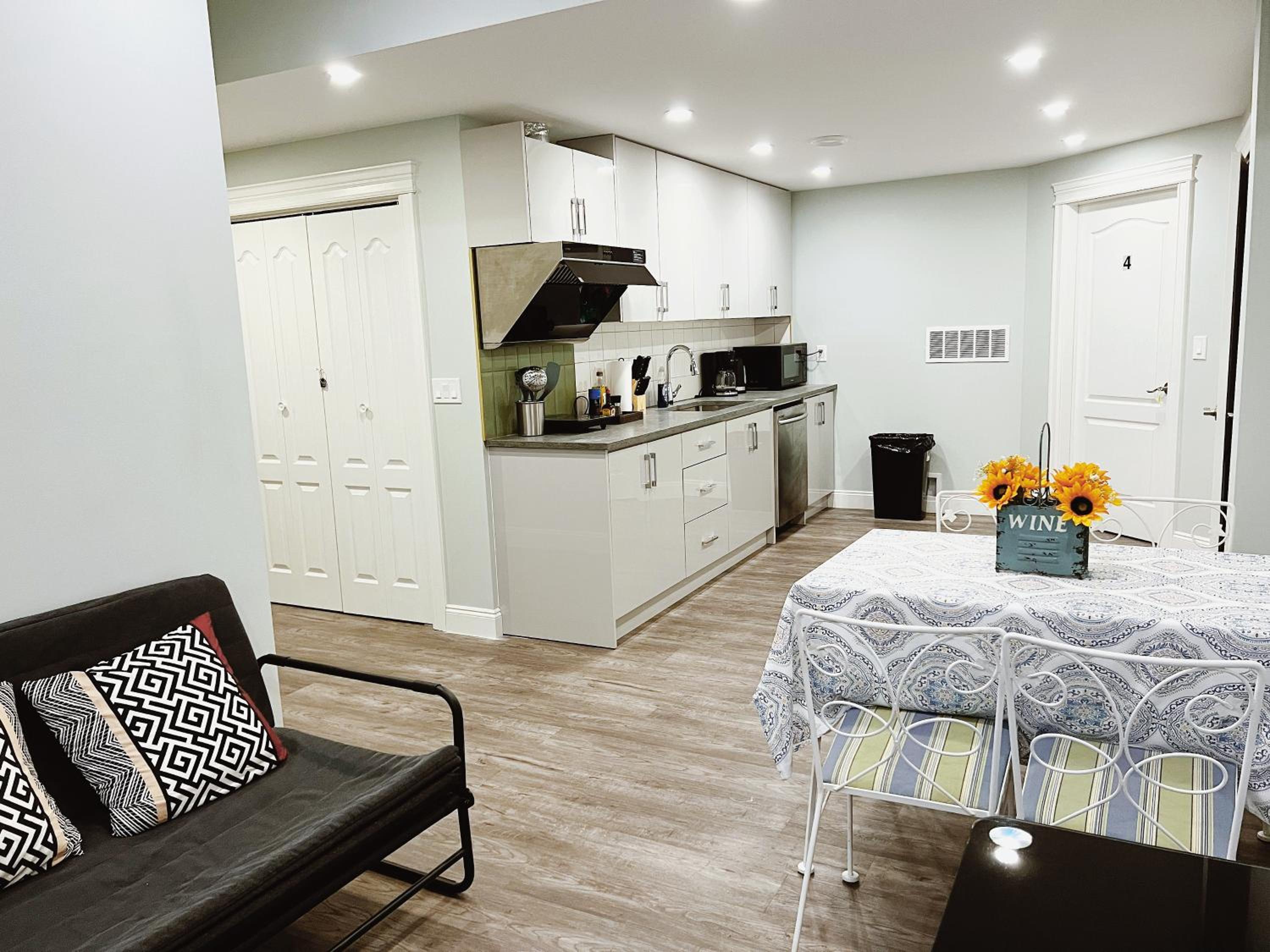 Quiet Guest Suite in Beautiful Victoria Core