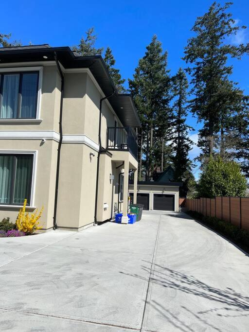 Quiet Guest Suite in Beautiful Victoria Core