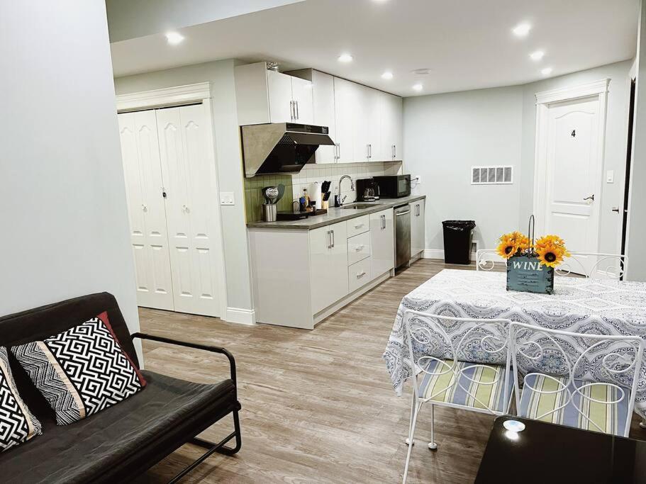 Quiet Guest Suite in Beautiful Victoria Core