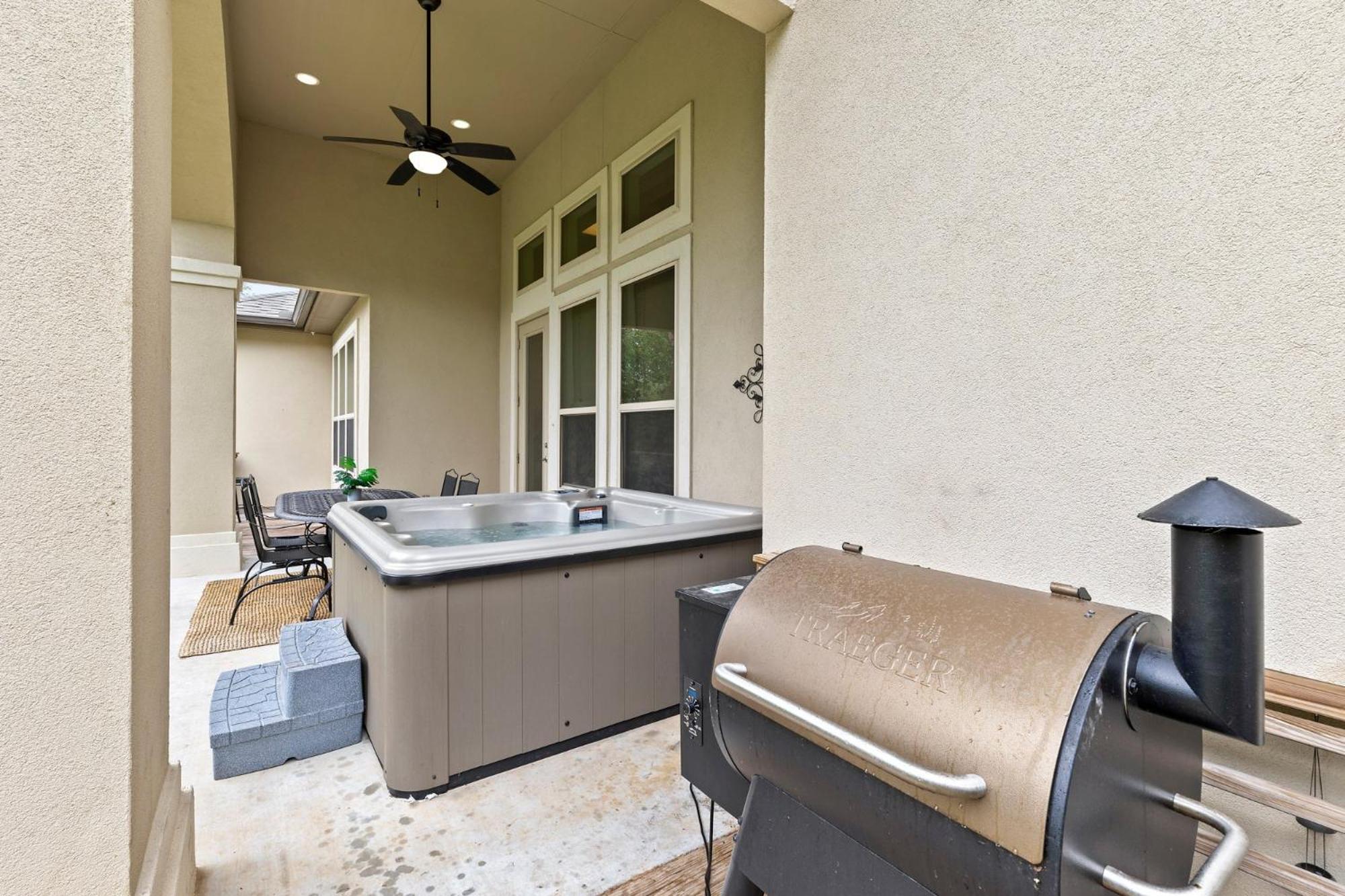 4 minutes from Canyon Lake with Jacuzzi, BBQ, Firepit, 1GbpWifi, and More view 4