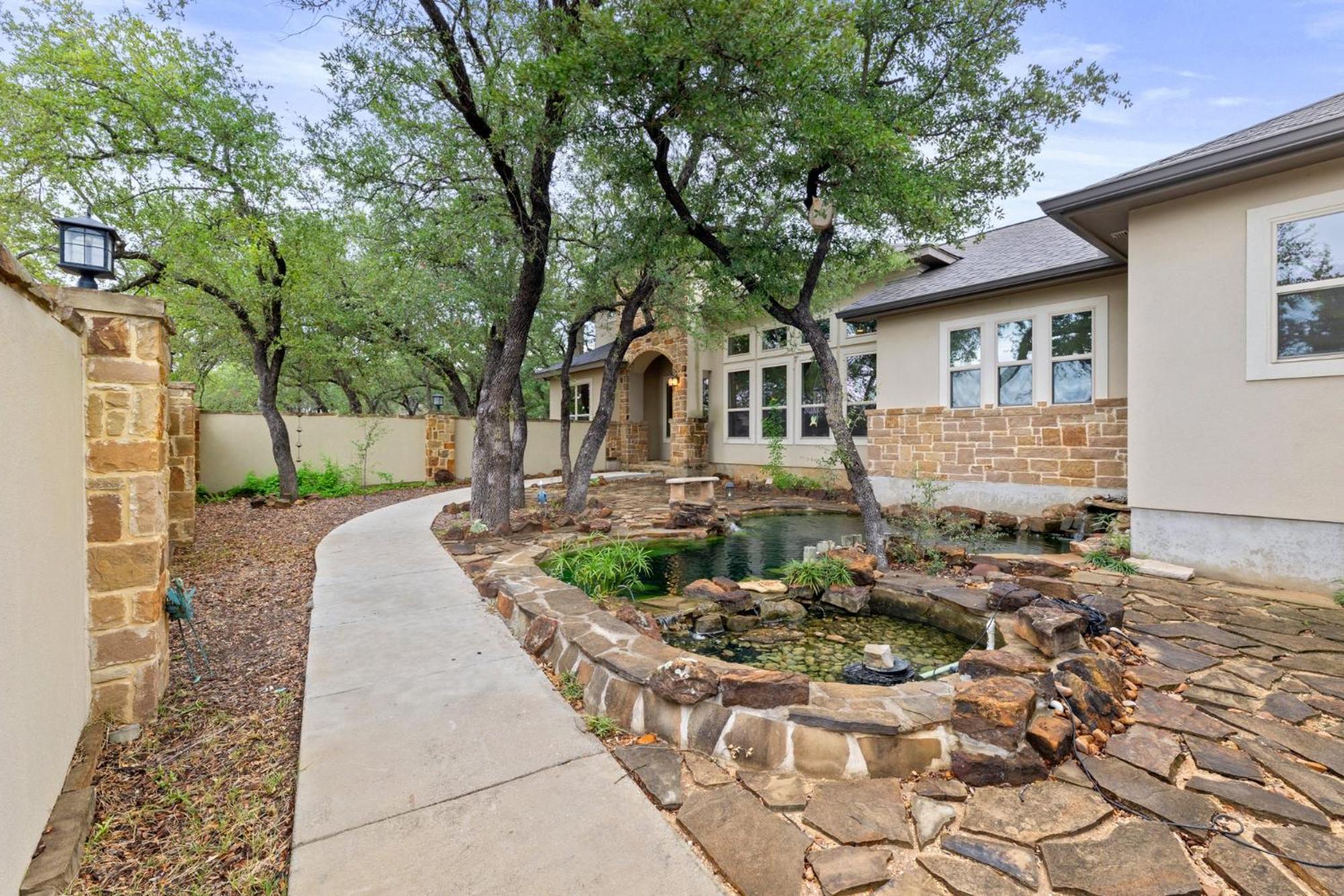 4 minutes from Canyon Lake with Jacuzzi, BBQ, Firepit, 1GbpWifi, and More view 5