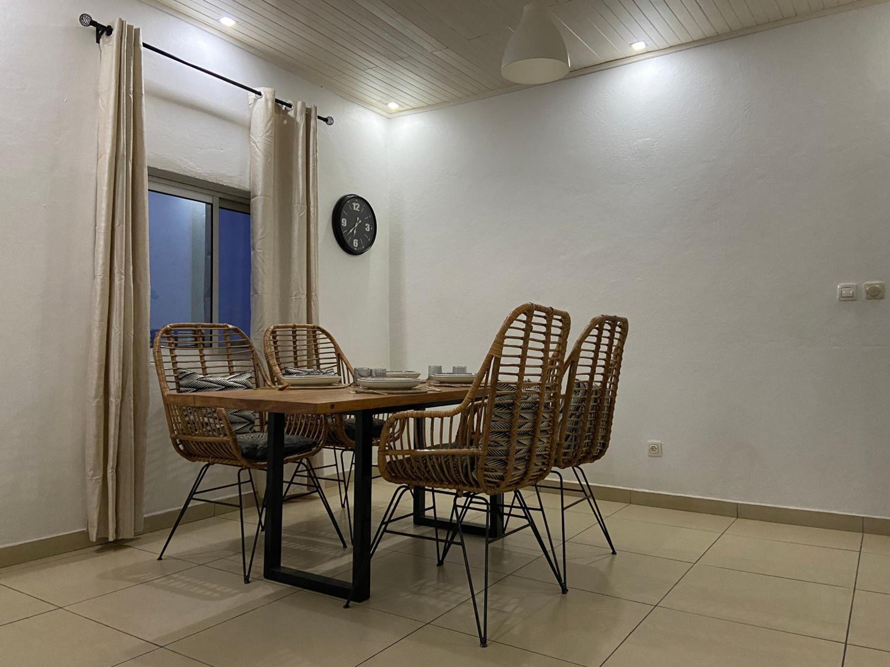 Stylish African-Chic Apartment - WiFi, Gardien, Parking, Climaté