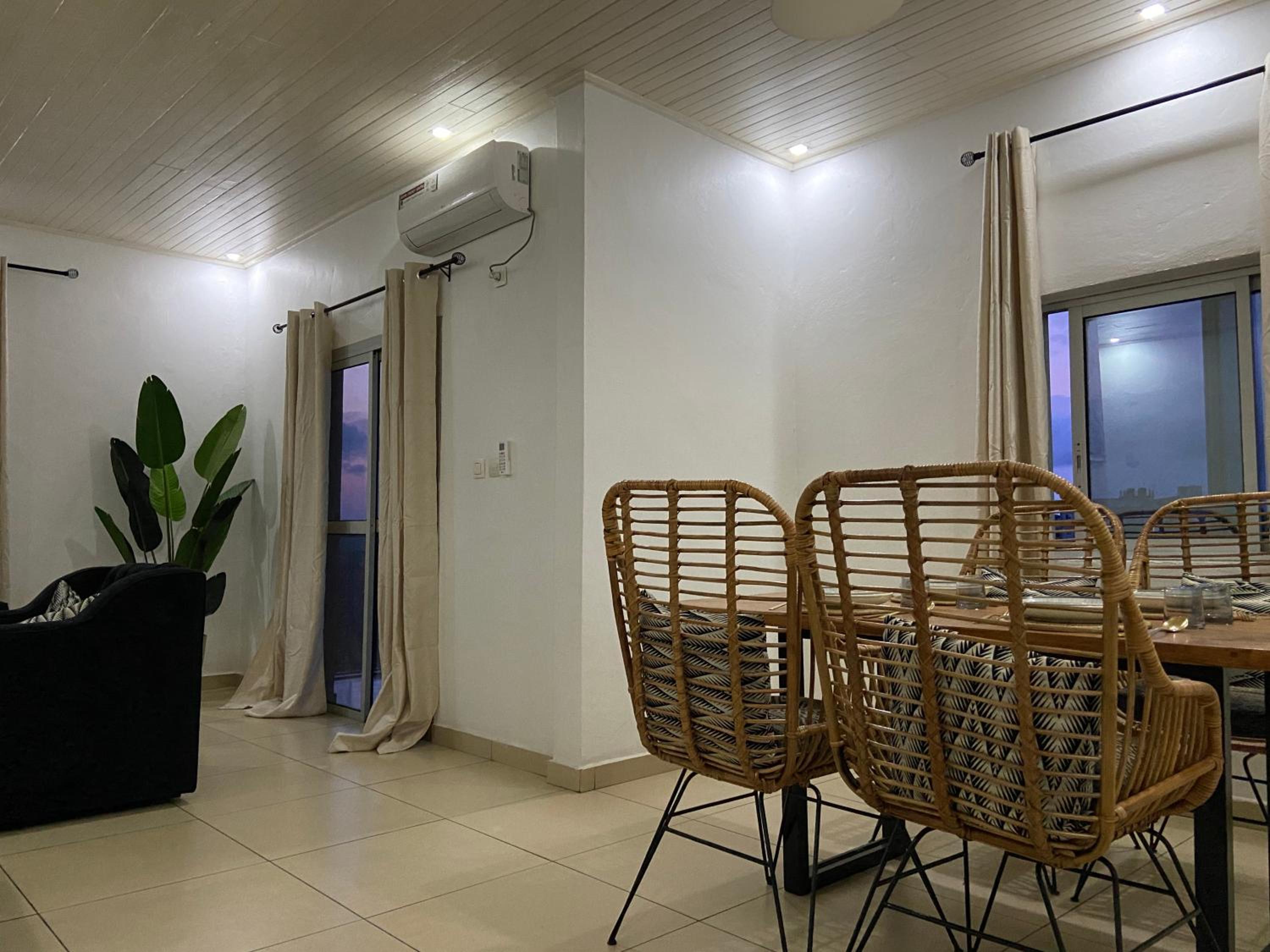 Stylish African-Chic Apartment - WiFi, Gardien, Parking, Climaté