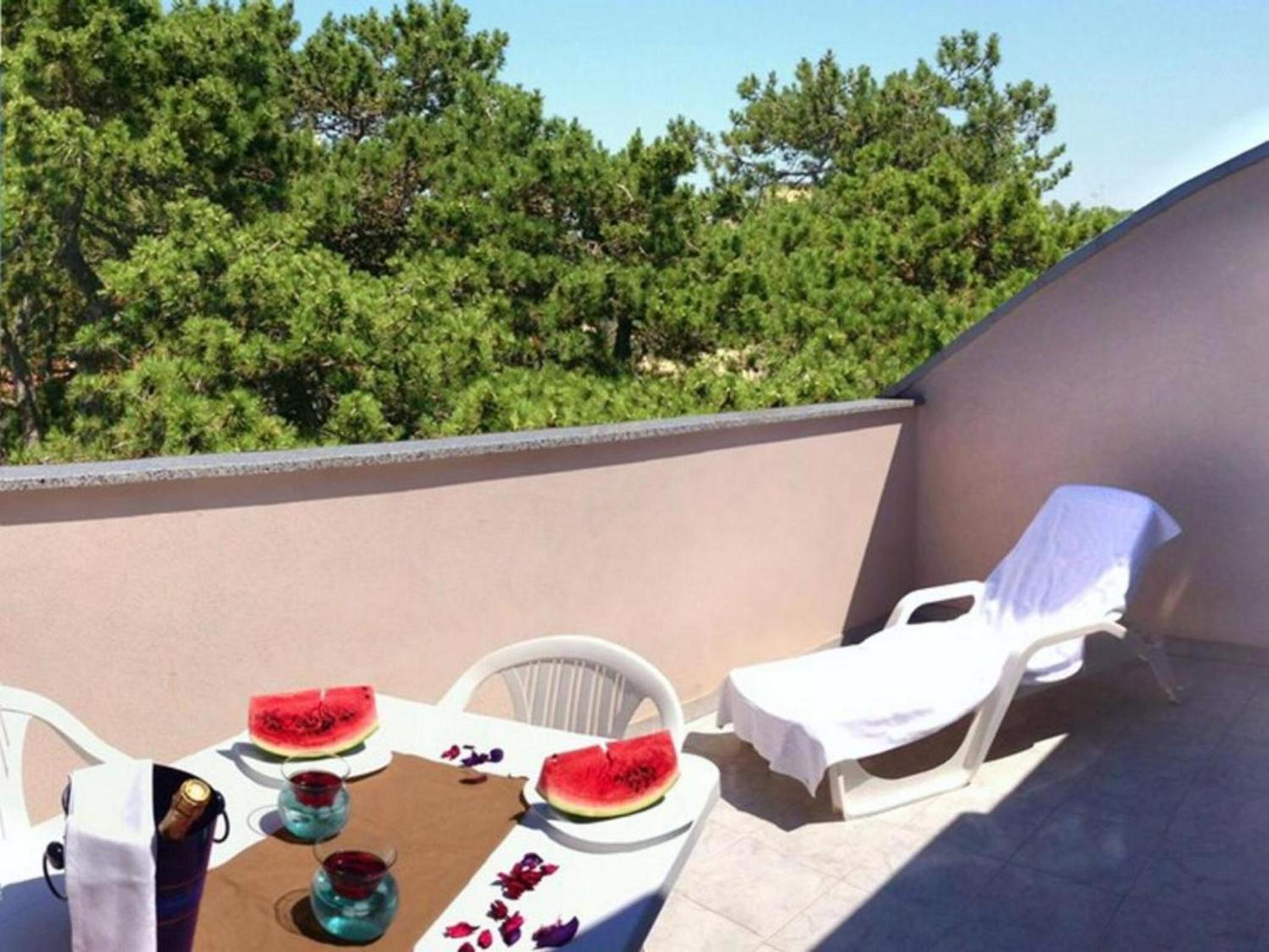 Colorful flat with shared pool view 5