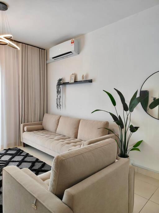 Skyview with Largest Unit Escape! 300mbps wifi and Netflix, High Floor photo 1