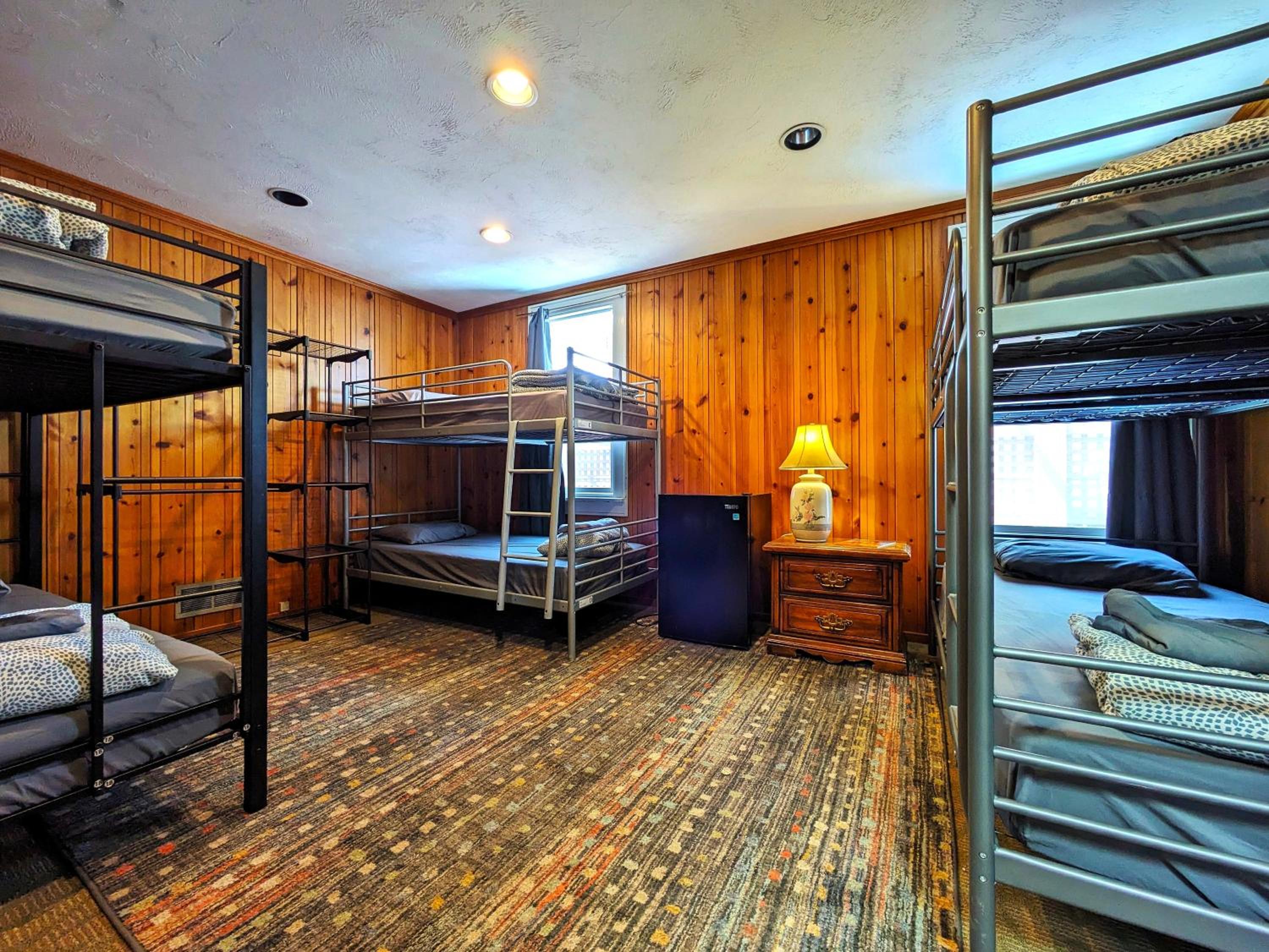 Bunk & Brew Historic Lucas House - Hostel