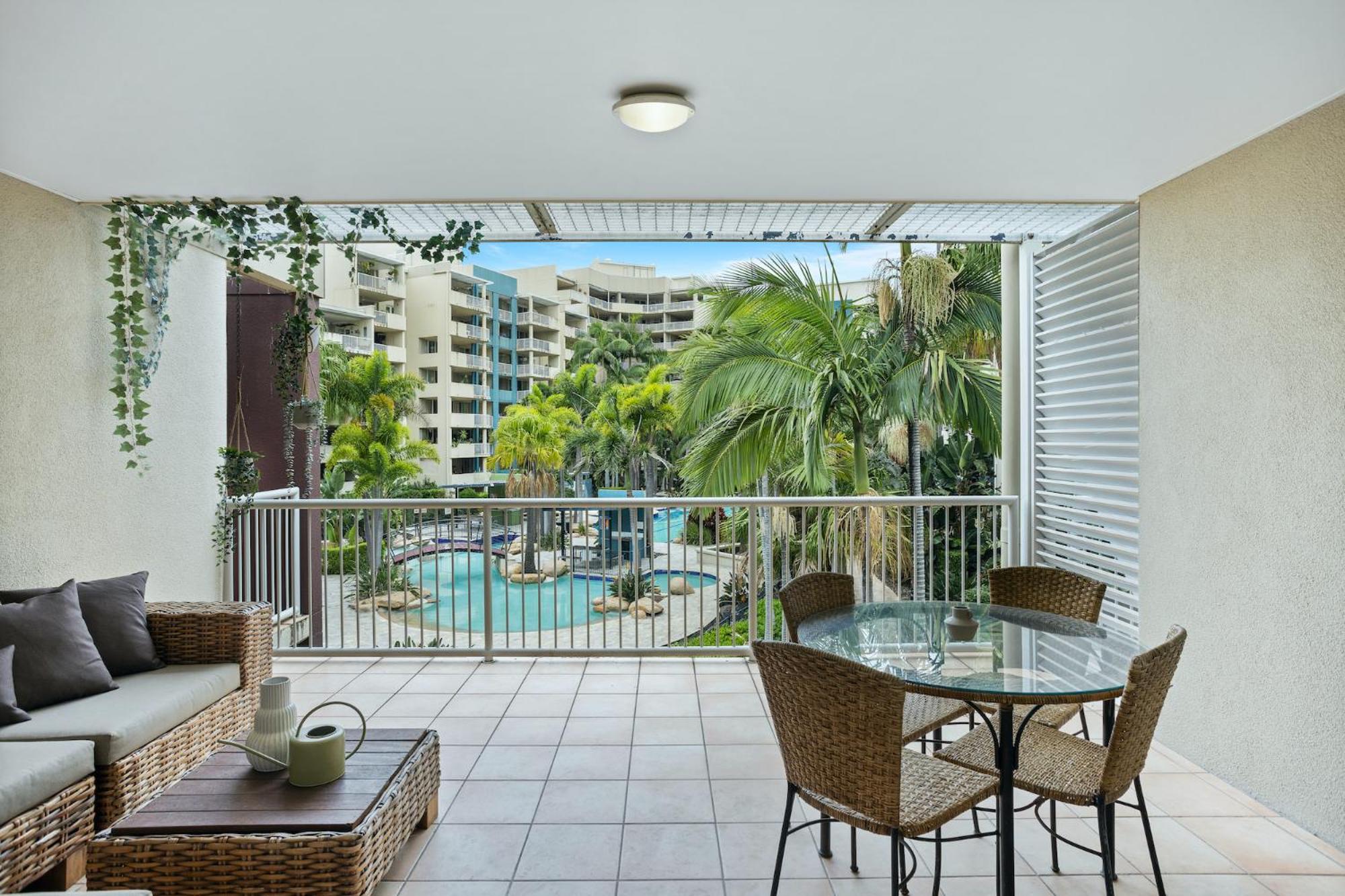 Hotel Central Coastal Studio Apartment with Pool View - Image 1