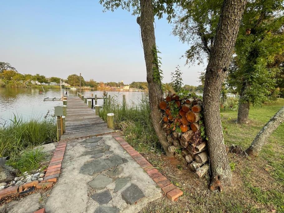 Luxury Waterfront Private Pool Dock Near Cambridge view 3