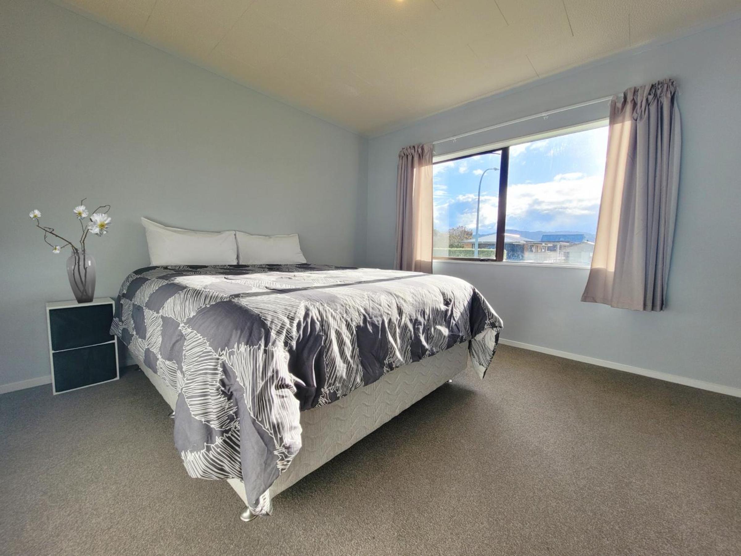 Hosts on the Coast Rustic Charm Bach view 3