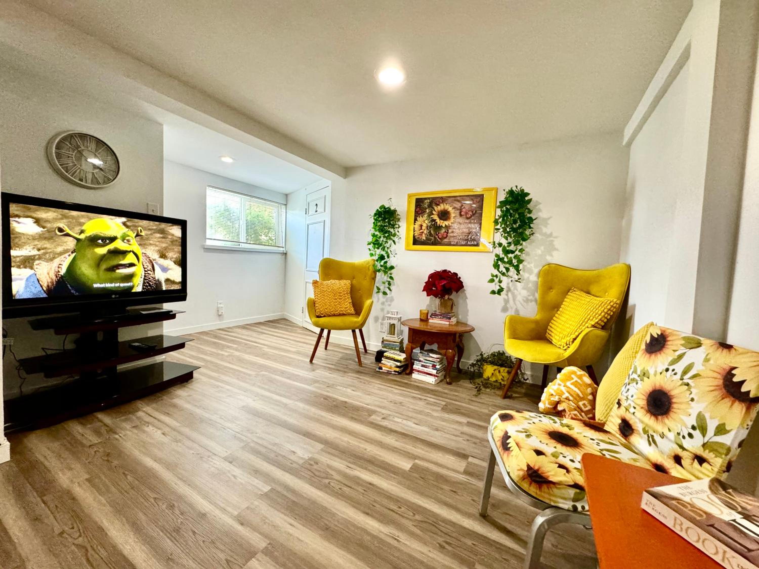 Cozy Private Room with Shared Bathroom on the 1st Floor - Conveniently Located near SeaTac Airport and Downtown view 3