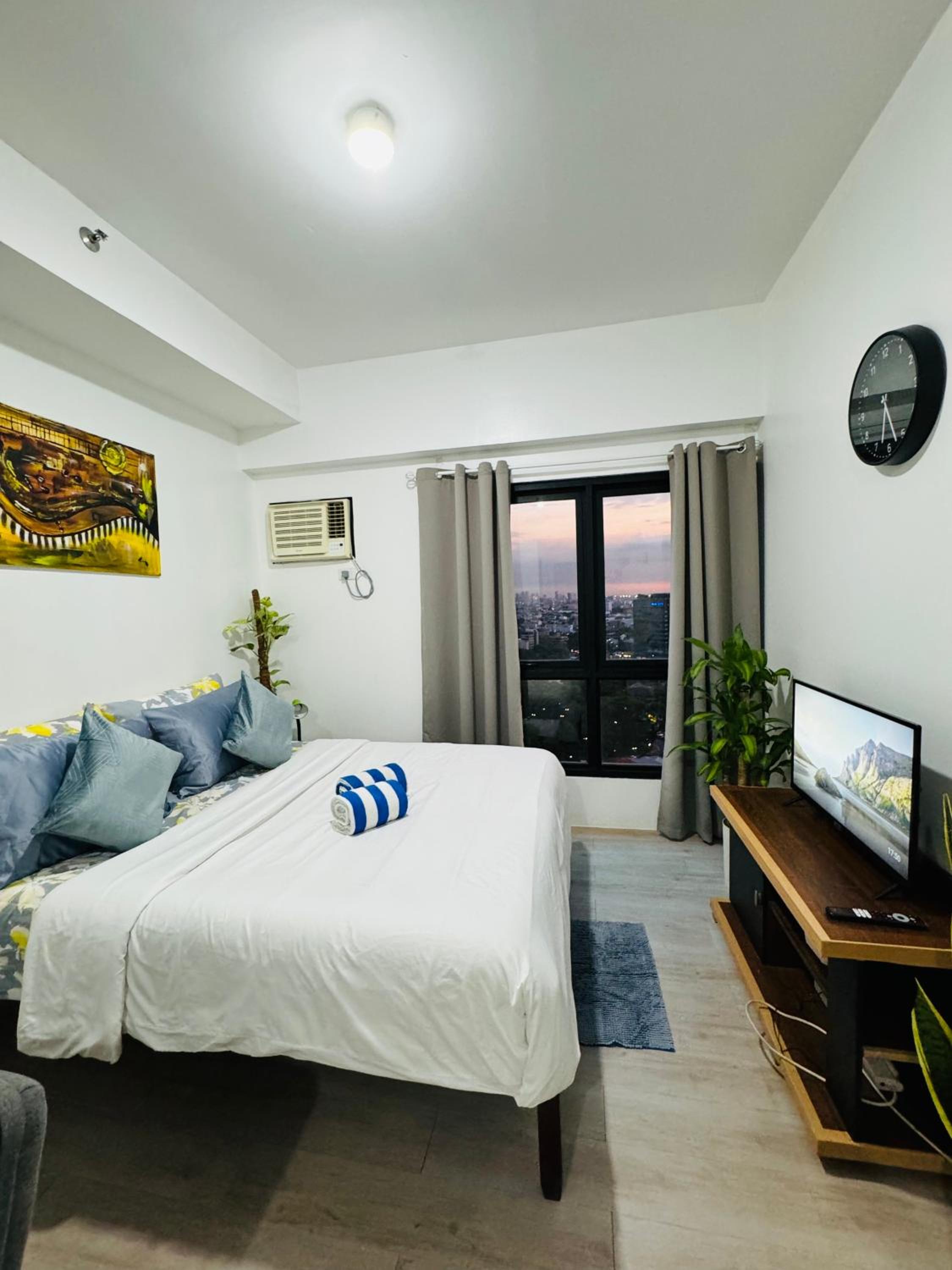 Vinia Infinity Studio 1 Near Malls with WiFi and Netflix view 4