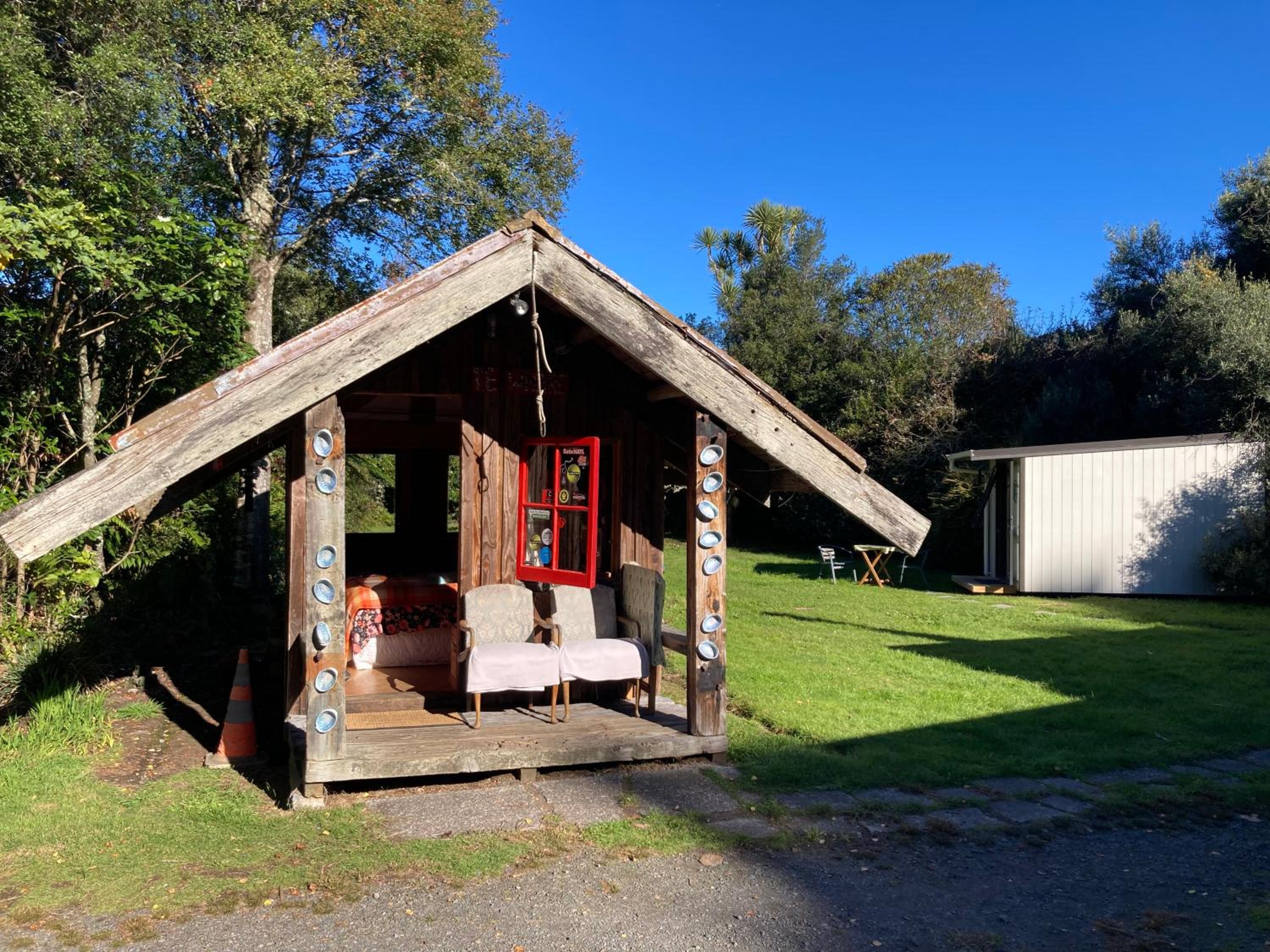 Kiwi cabin with geothermal pool by lake Taupo