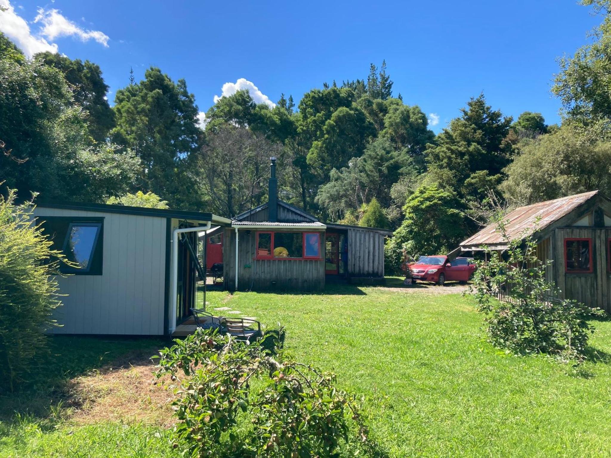 Kiwi cabin with geothermal pool by lake Taupo