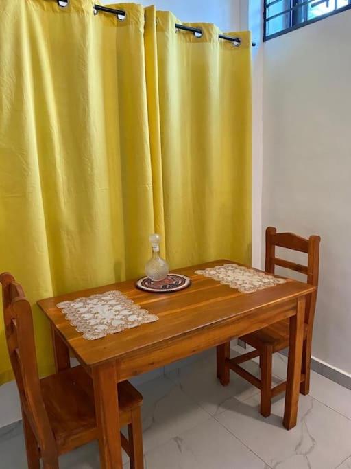 une chambre et un salon chez 198 à Cotonou