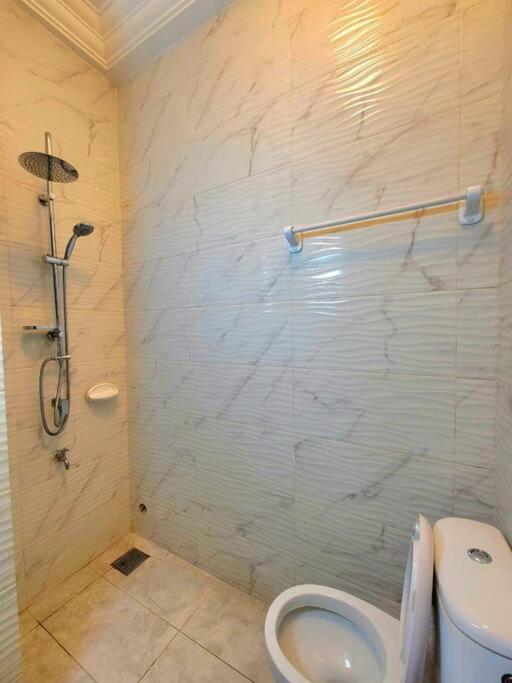 une chambre et un salon chez 198 à Cotonou