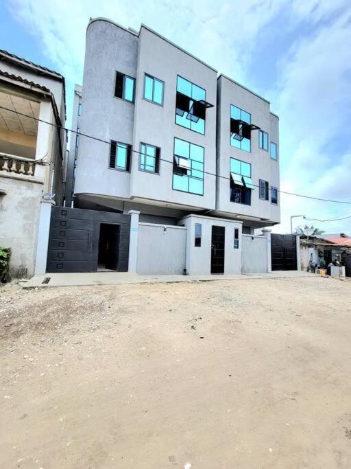 une chambre et un salon chez 198 à Cotonou