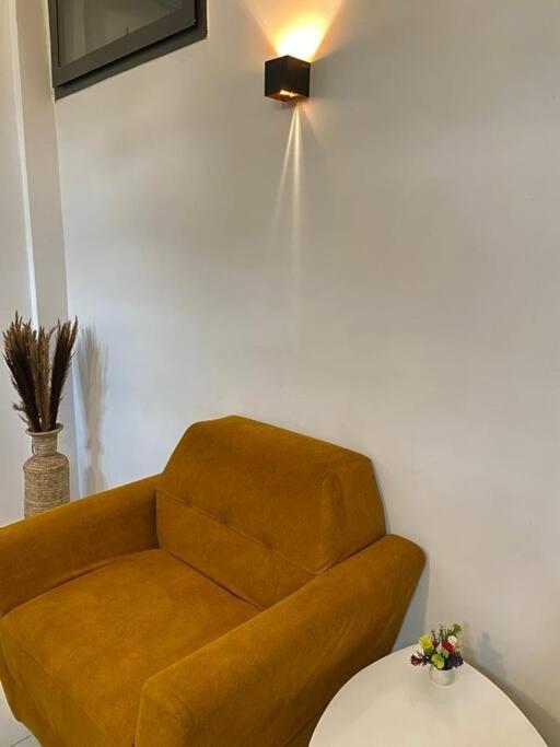 une chambre et un salon chez 198 à Cotonou