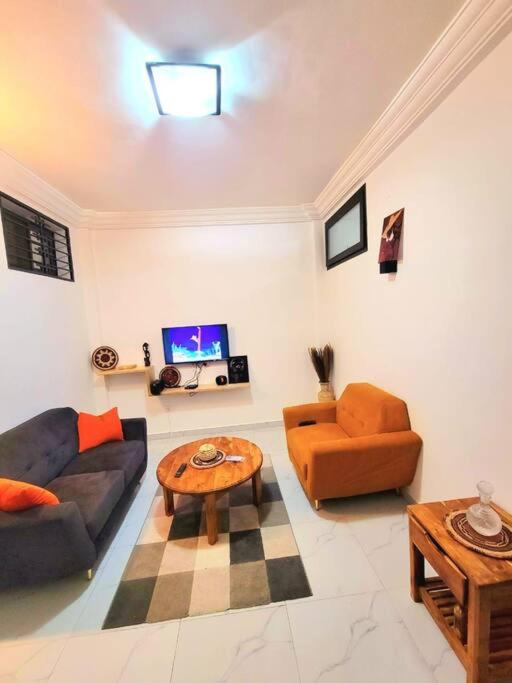 une chambre et un salon chez 198 à Cotonou