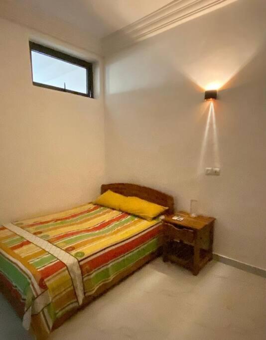 une chambre et un salon chez 198 à Cotonou