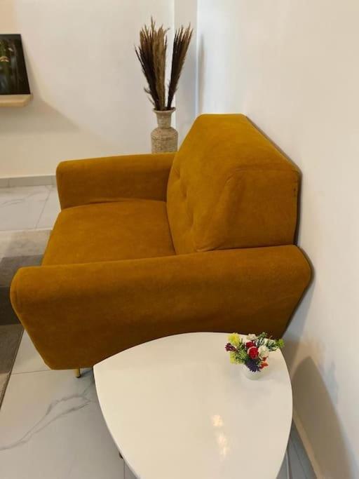 une chambre et un salon chez 198 à Cotonou