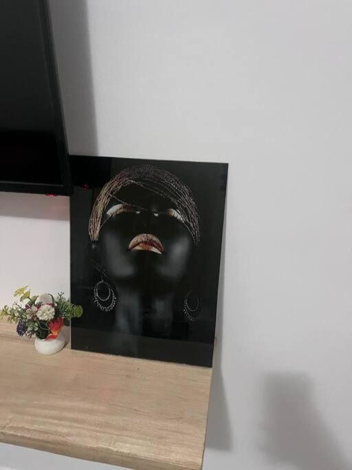 une chambre et un salon chez 198 à Cotonou