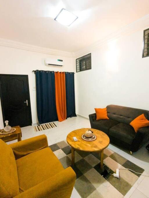 une chambre et un salon chez 198 à Cotonou