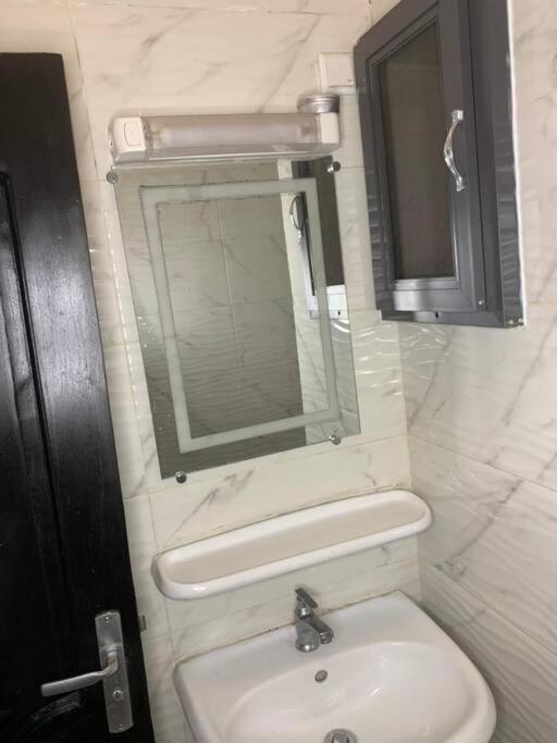 une chambre et un salon chez 198 à Cotonou