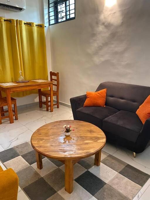 une chambre et un salon chez 198 à Cotonou