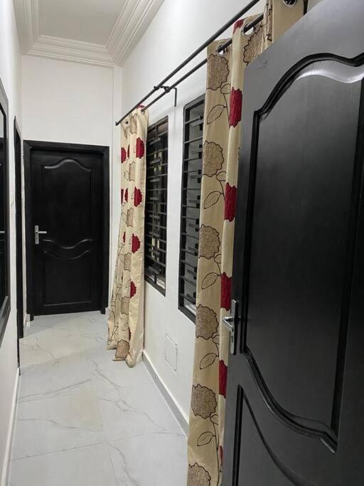 une chambre et un salon chez 198 à Cotonou