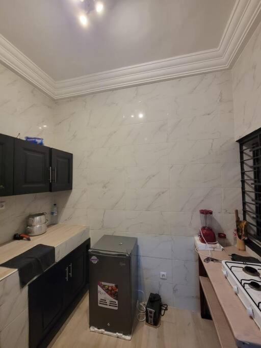 une chambre et un salon chez 198 à Cotonou
