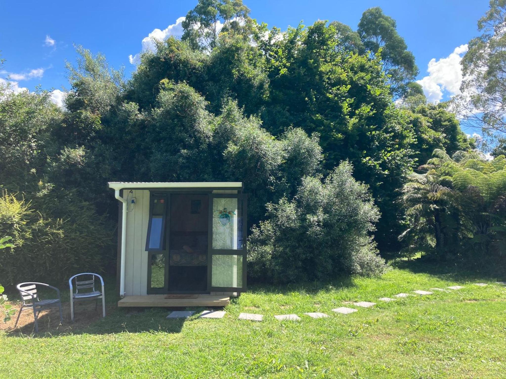 Kiwi cabin with geothermal pool by lake Taupo