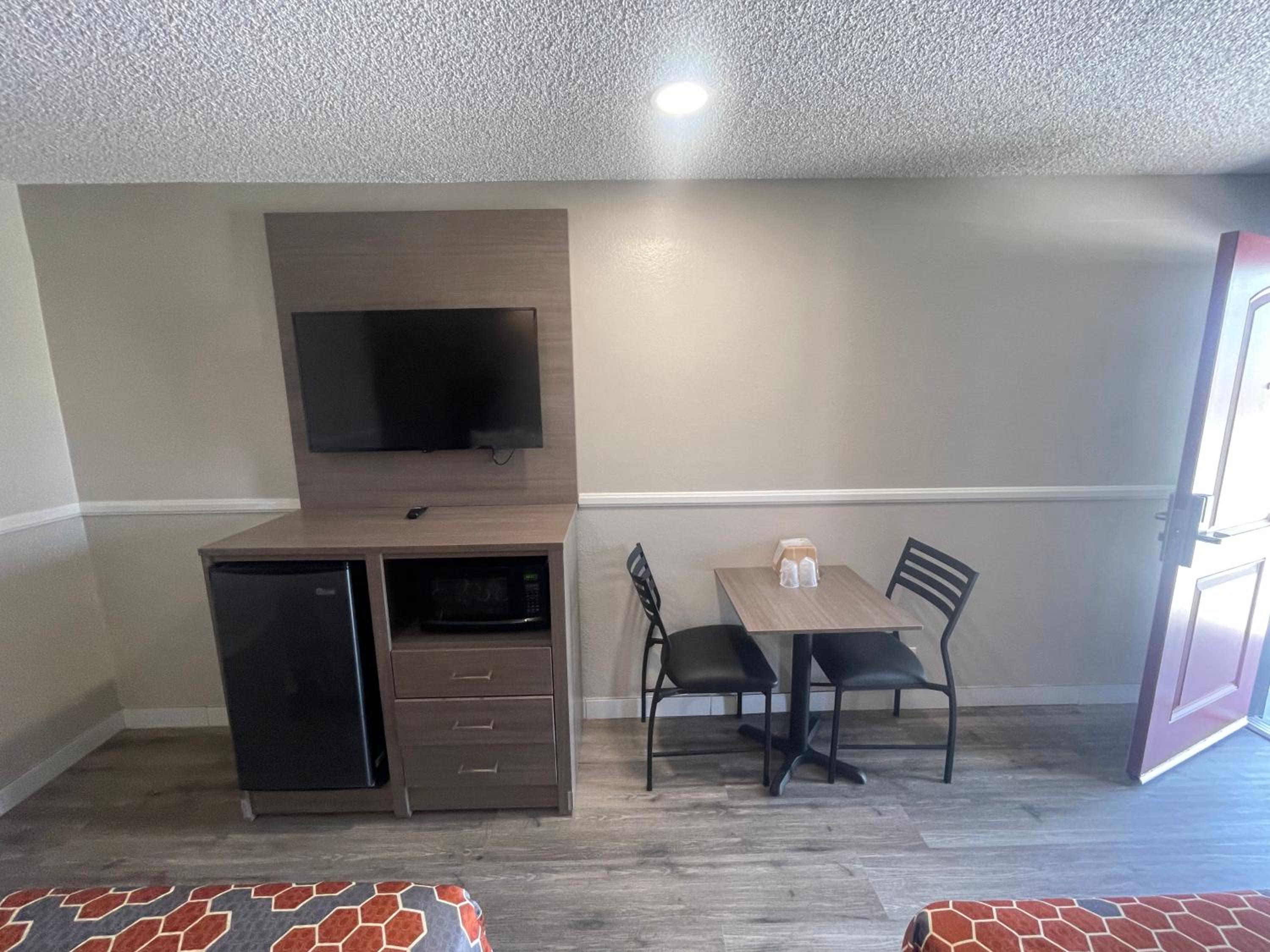 San Bernardino Vacations - Economy Inn - Property Image 3