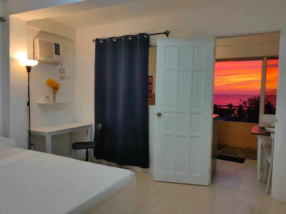 Romantic Sunset Apartment with Balcony 2 min Walk to the Beach