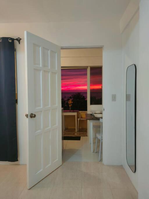Romantic Sunset Apartment with Balcony 2 min Walk to the Beach