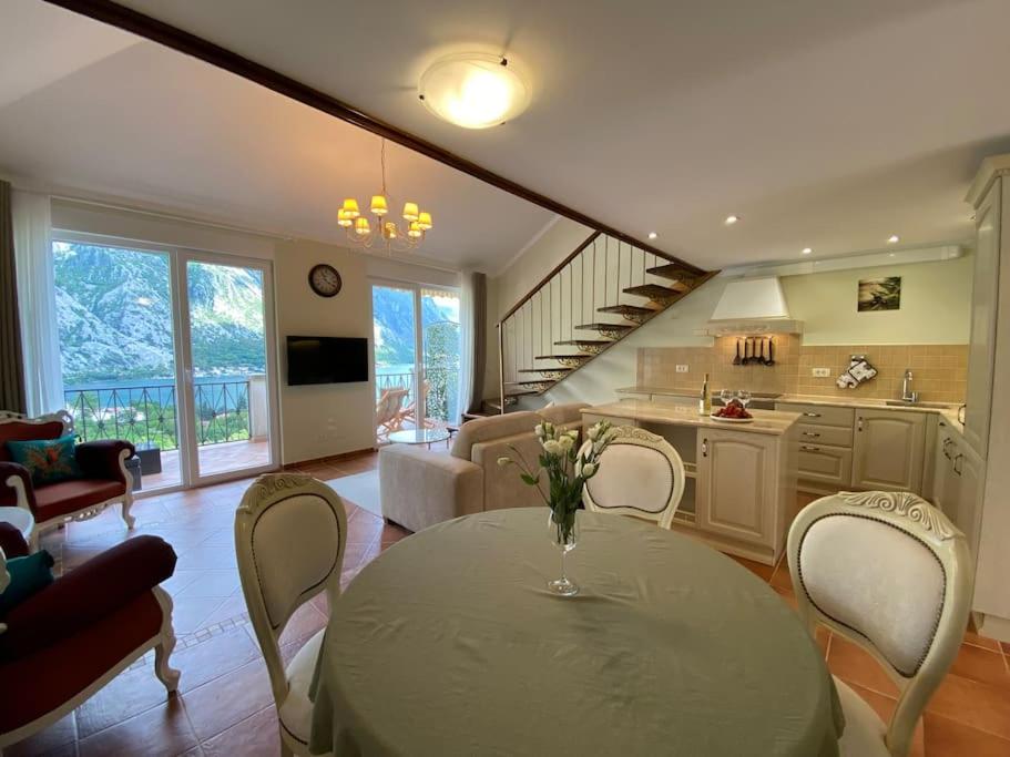 Duplex with panoramic sea views