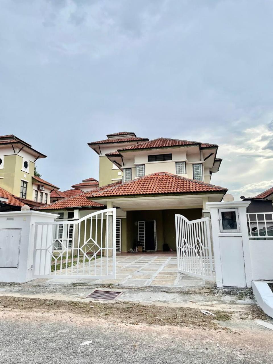 Yenni Astana, Bangi