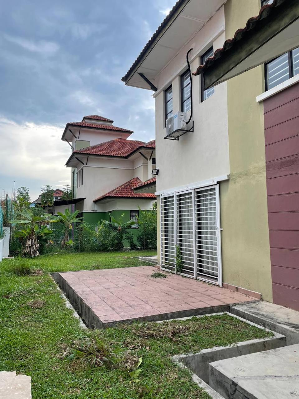 Yenni Astana, Bangi