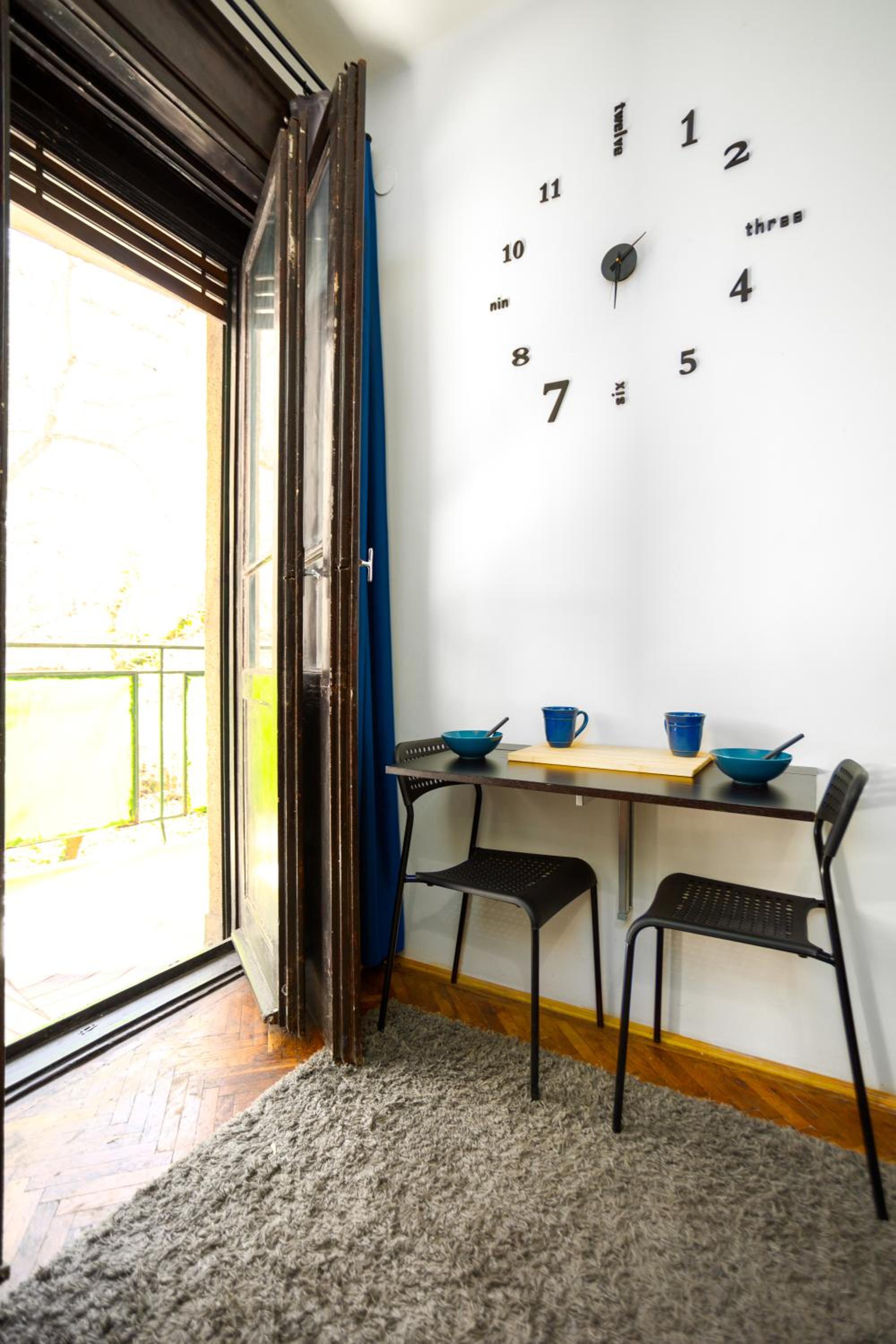 NewBerry Apartment with Balcony