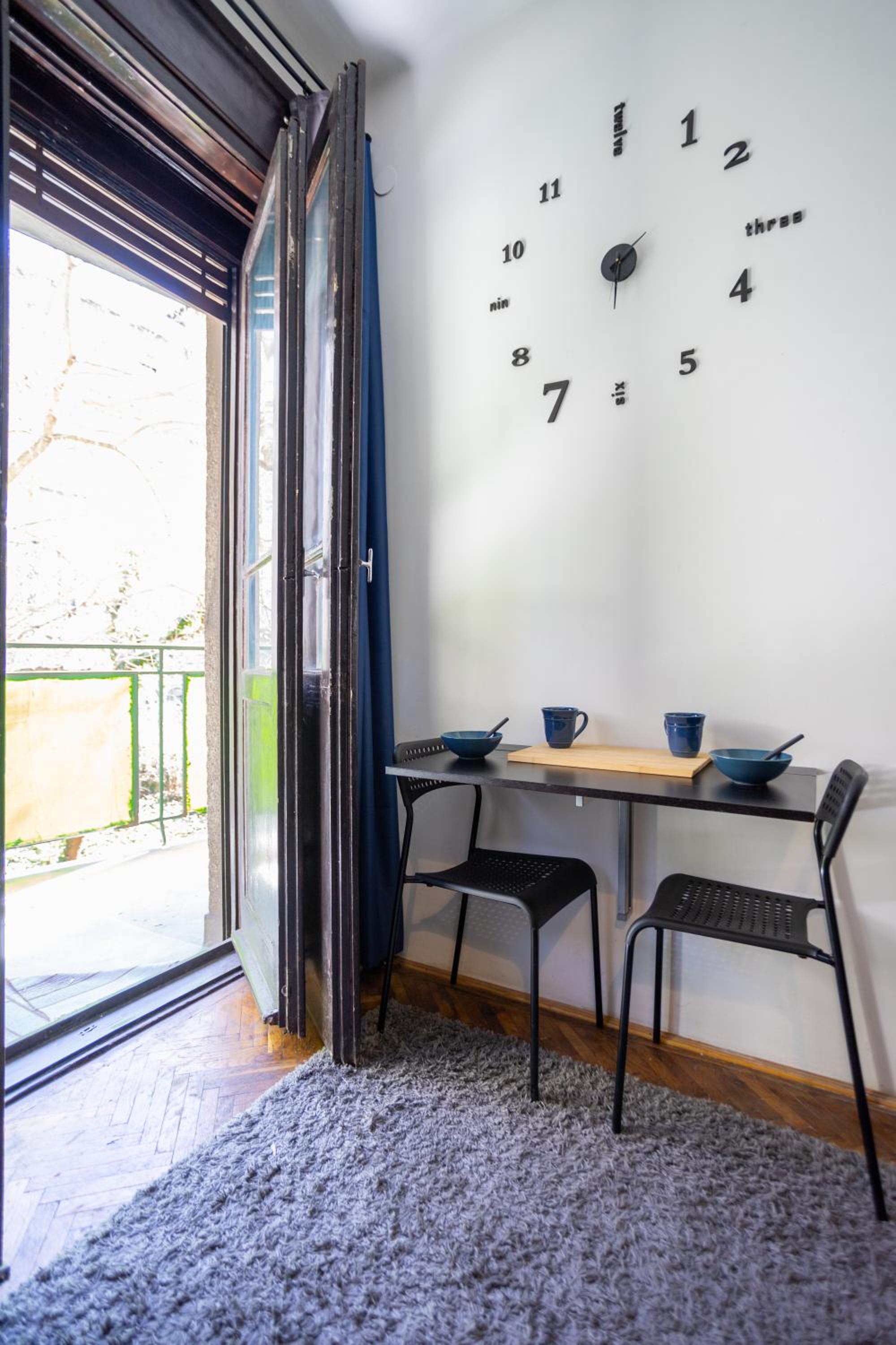 NewBerry Apartment with Balcony