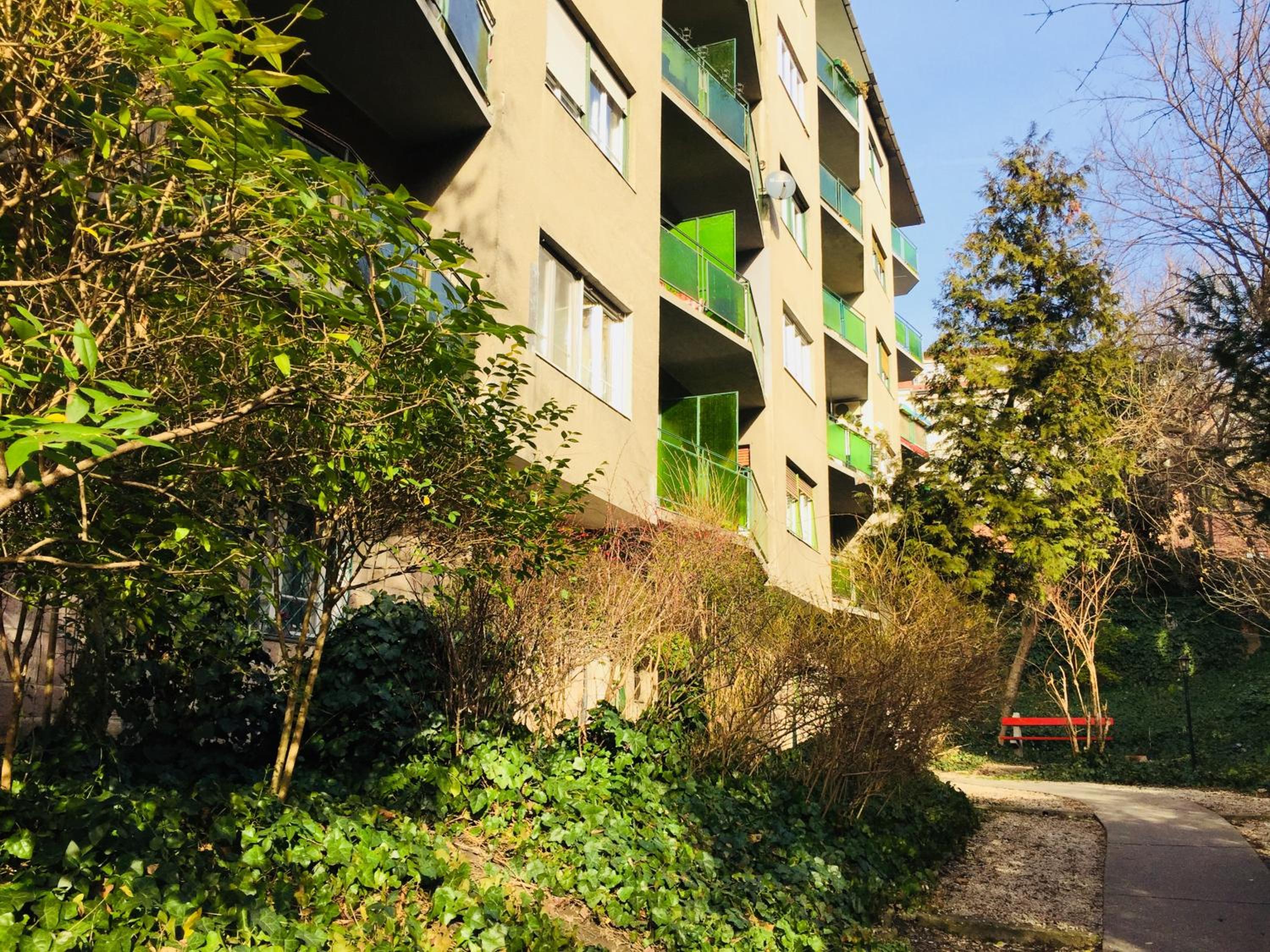NewBerry Apartment with Balcony