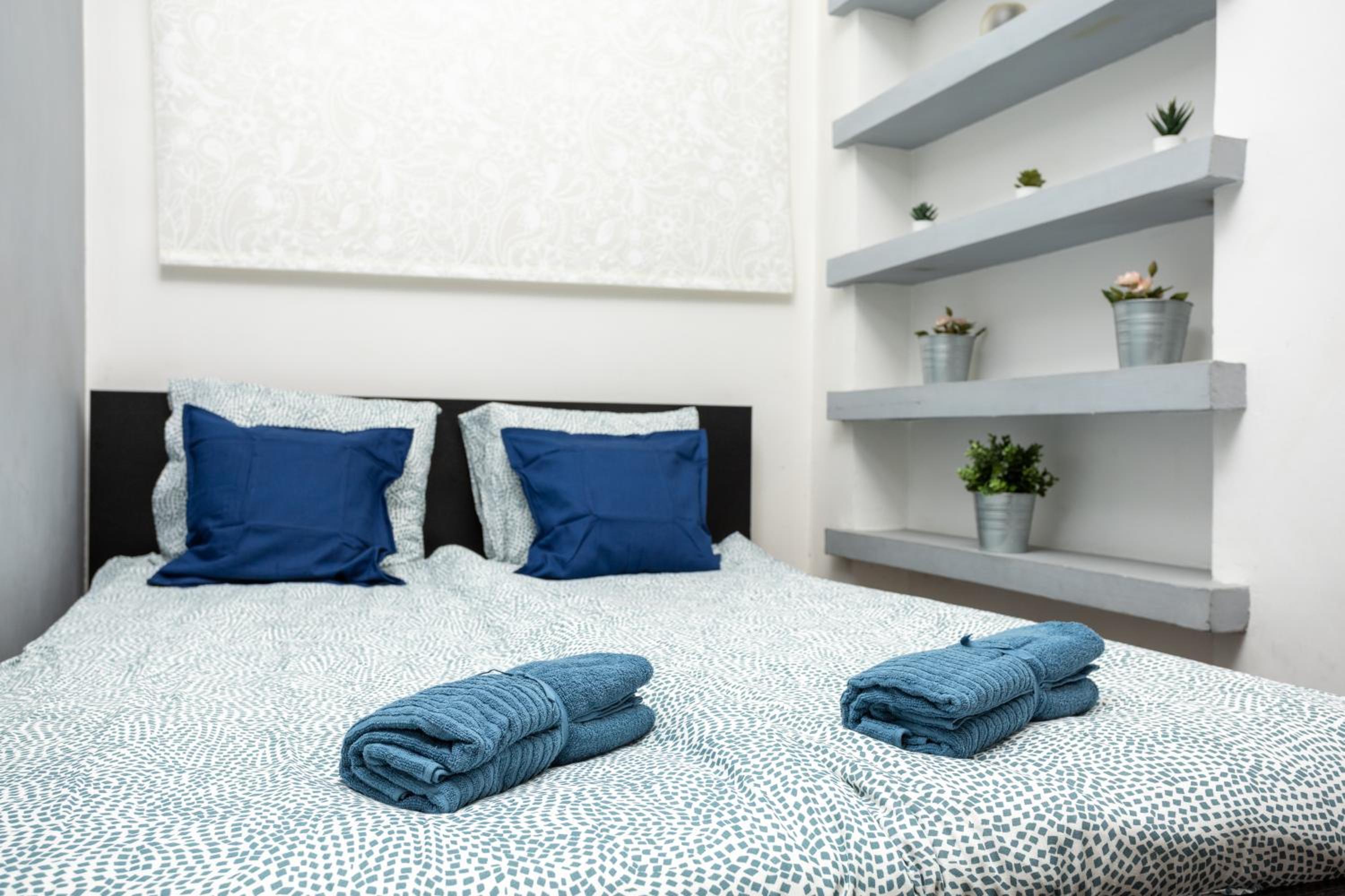 NewBerry Apartment with Balcony