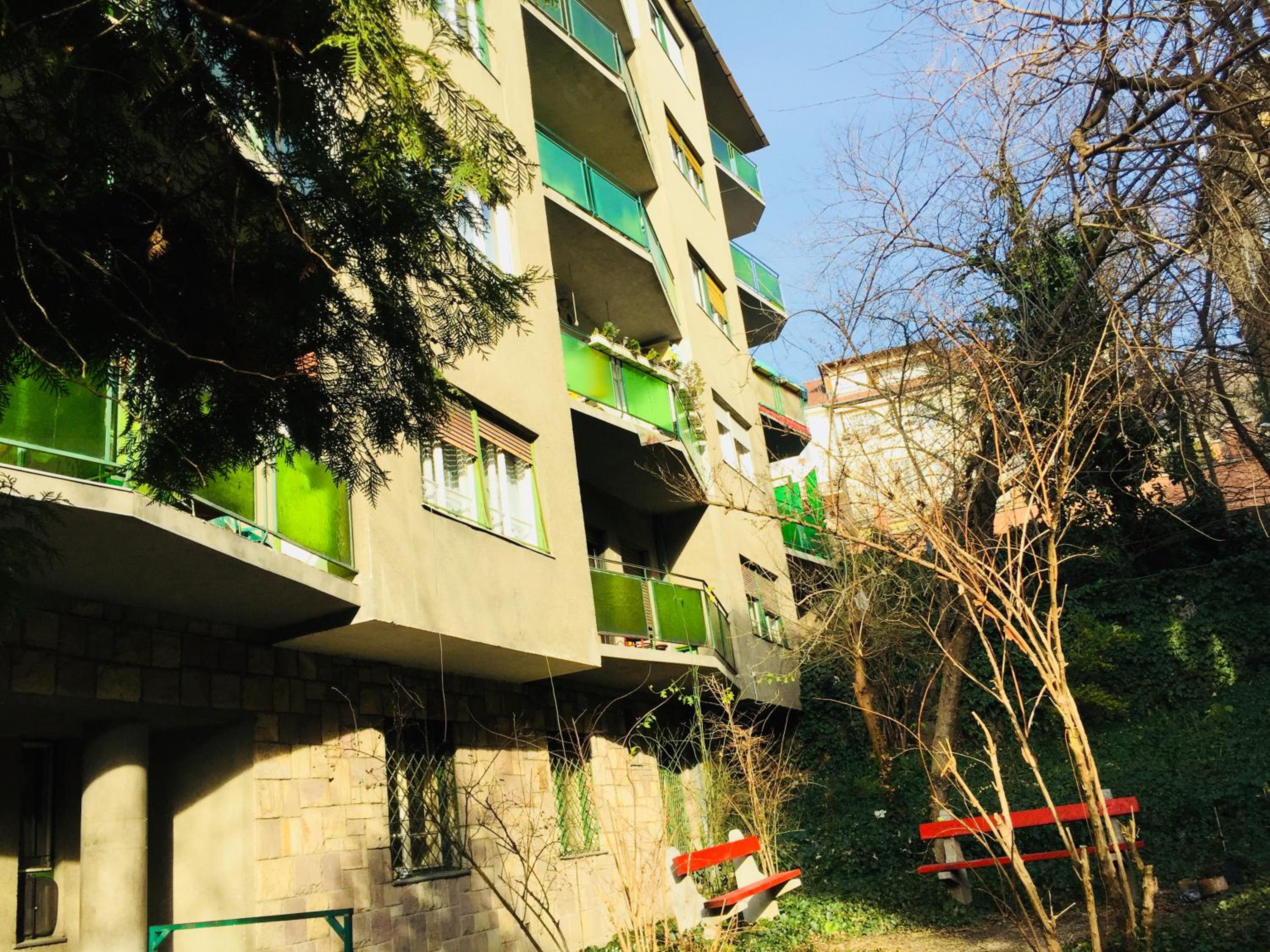 NewBerry Apartment with Balcony
