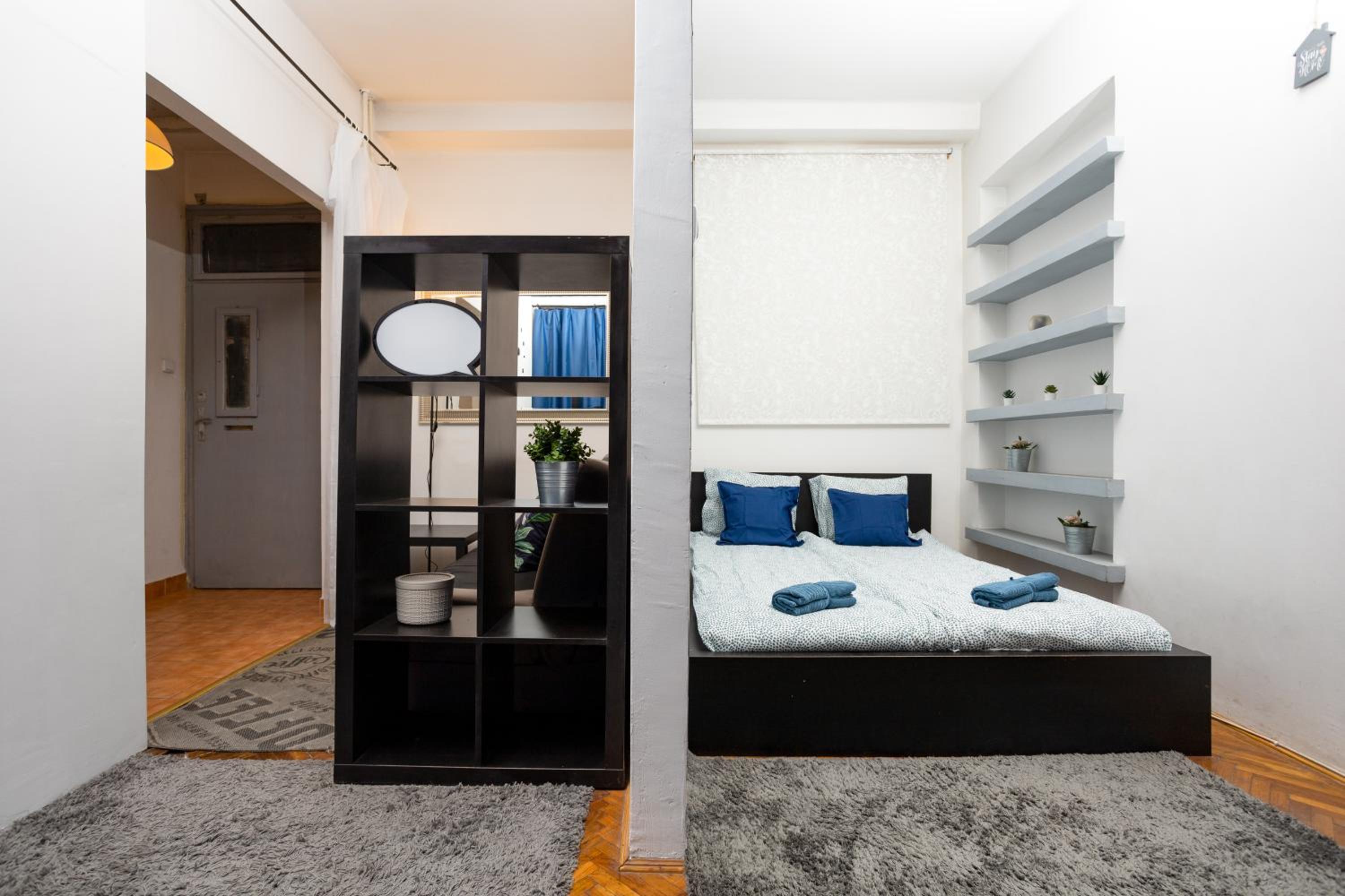 NewBerry Apartment with Balcony