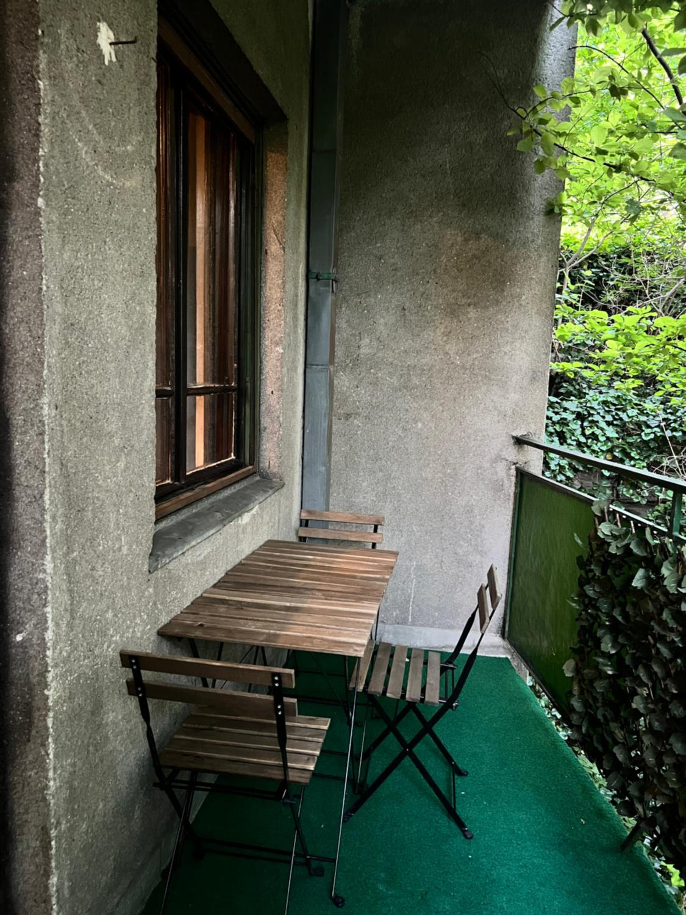 NewBerry Apartment with Balcony