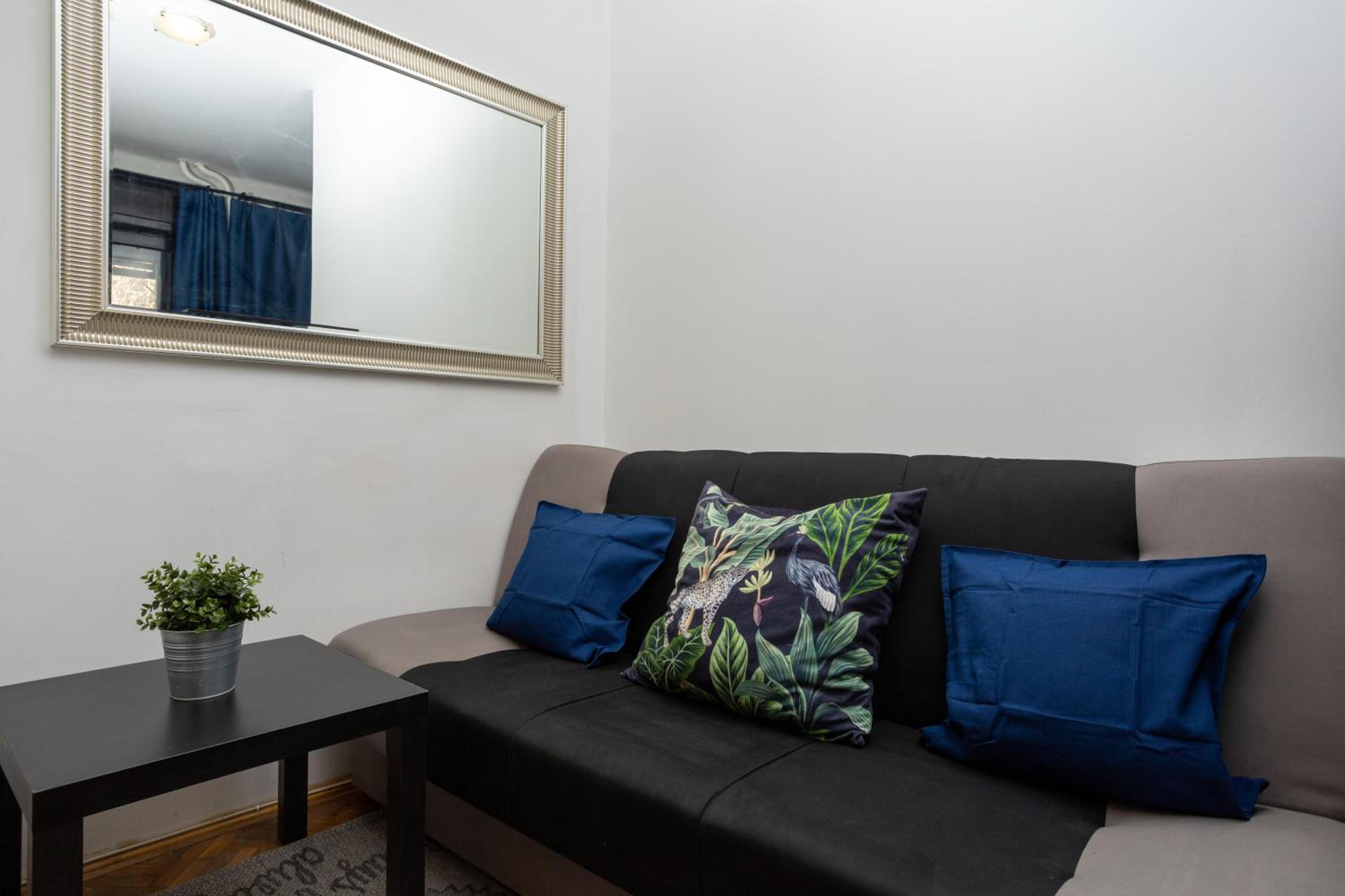 NewBerry Apartment with Balcony