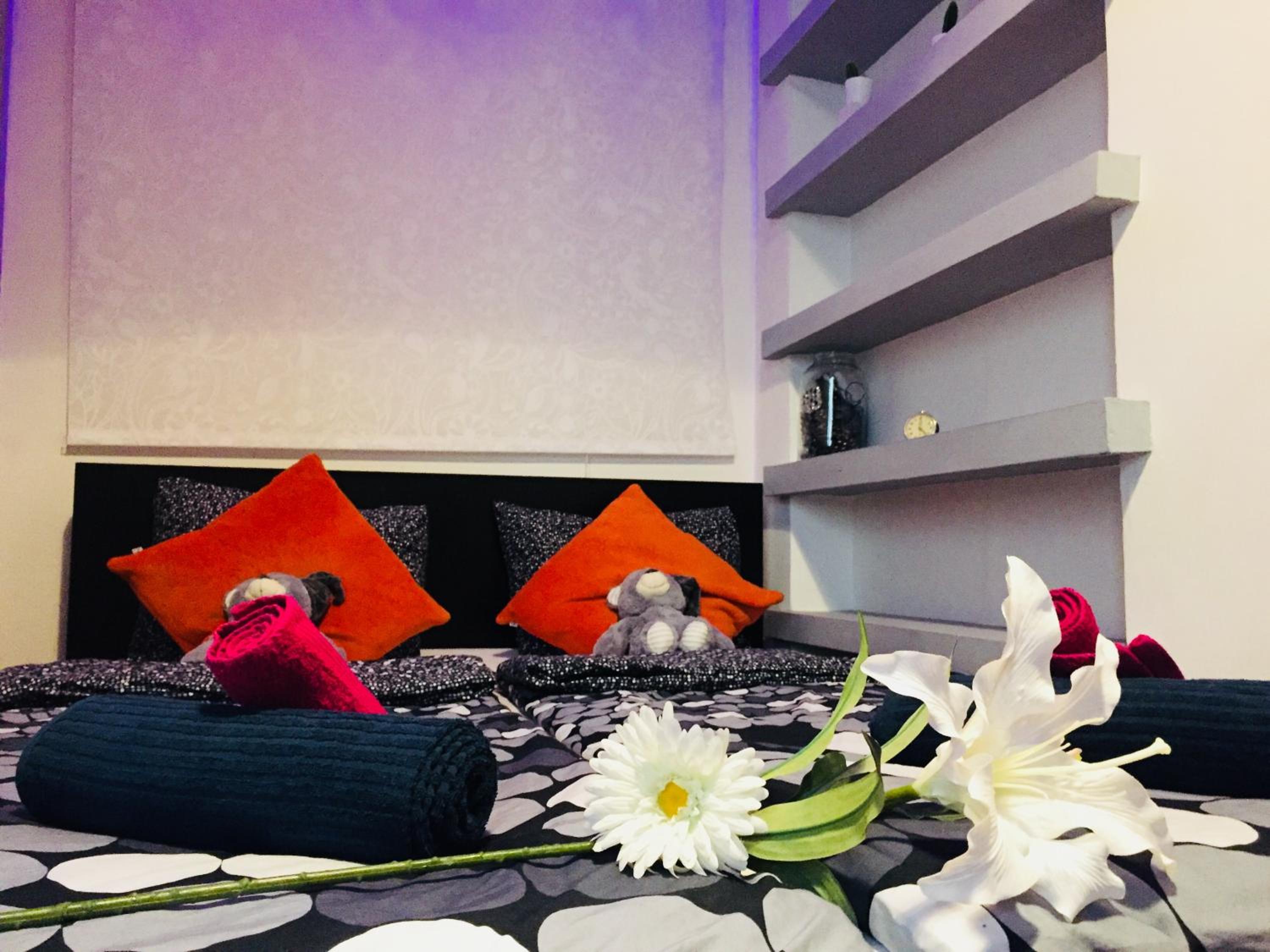 NewBerry Apartment with Balcony