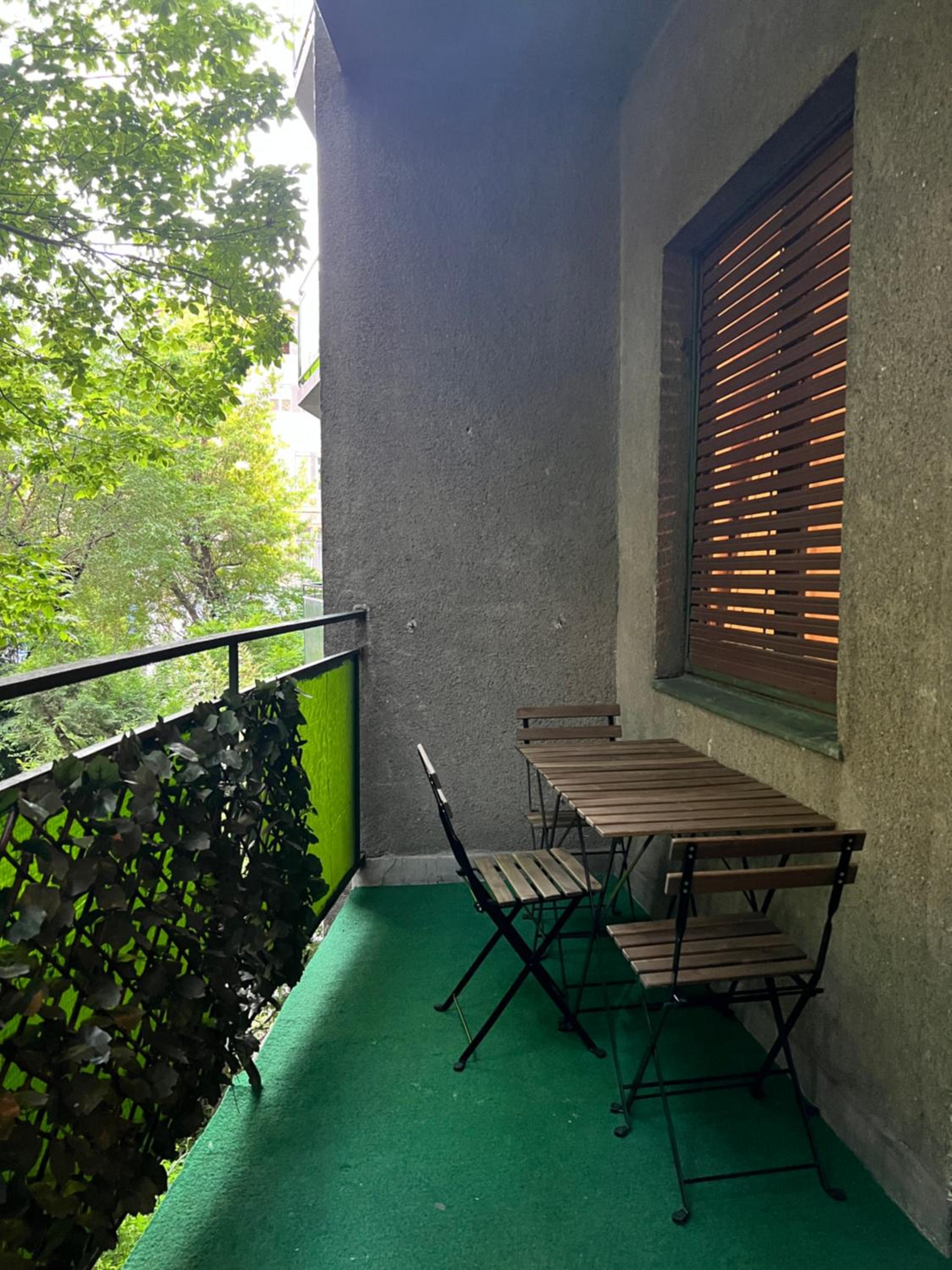 NewBerry Apartment with Balcony