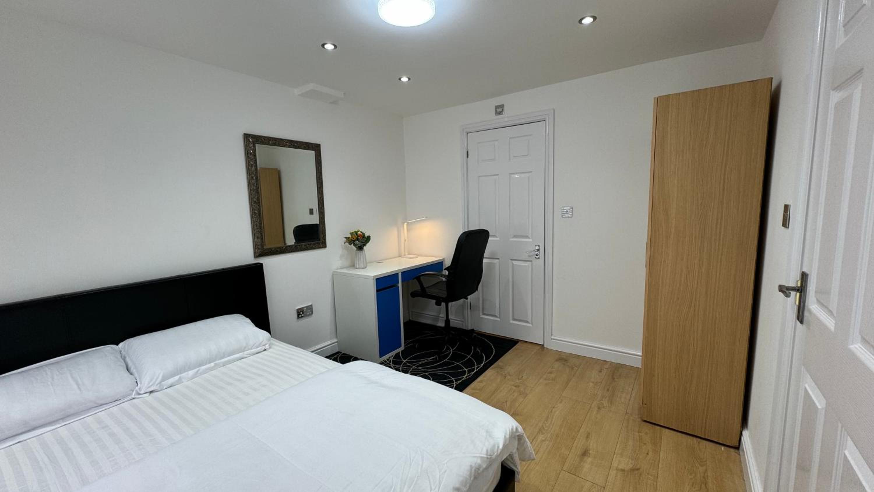 Room with en-suite facilities view 2
