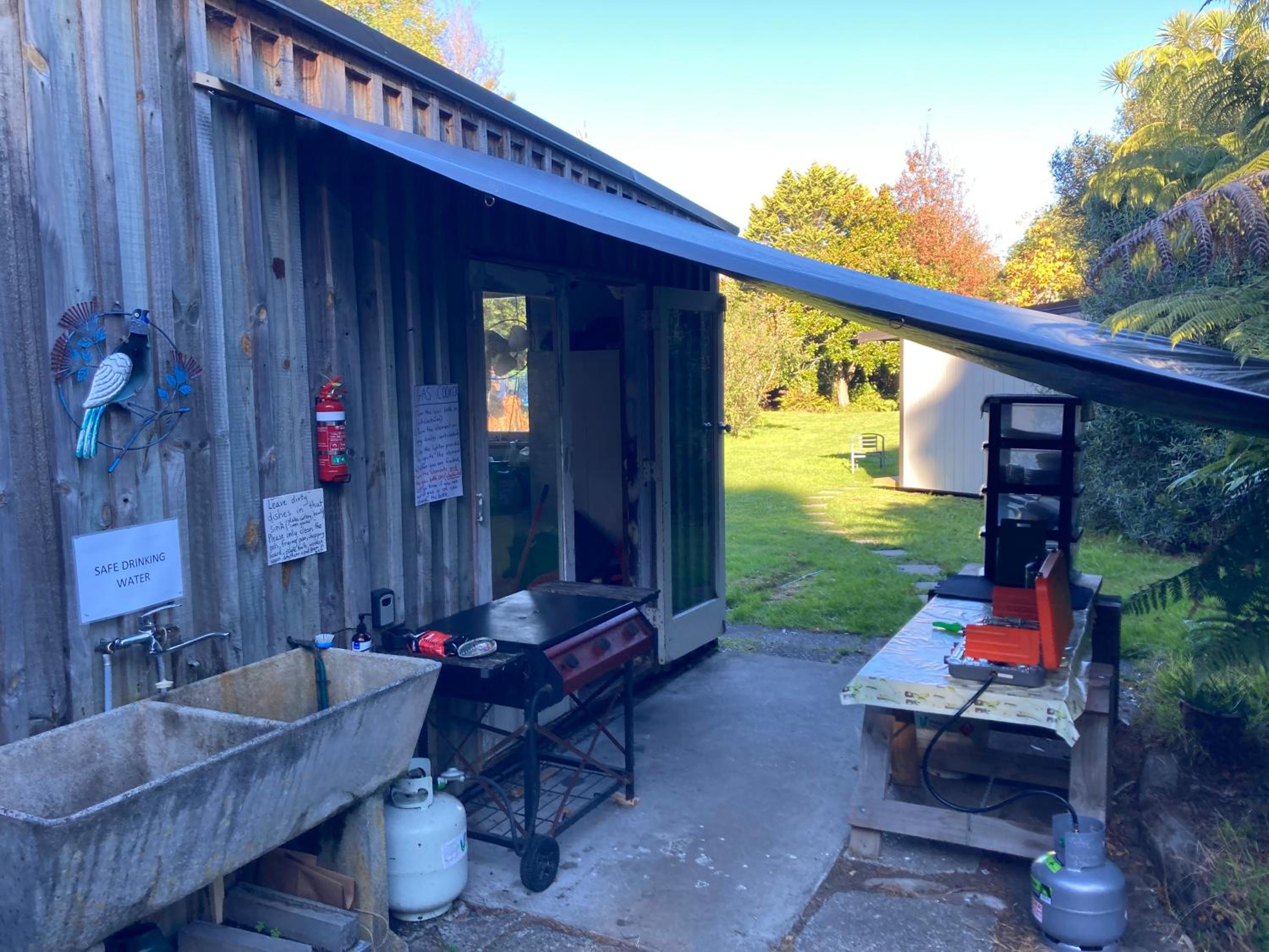 Whare&geothermal pool by lake Taupo